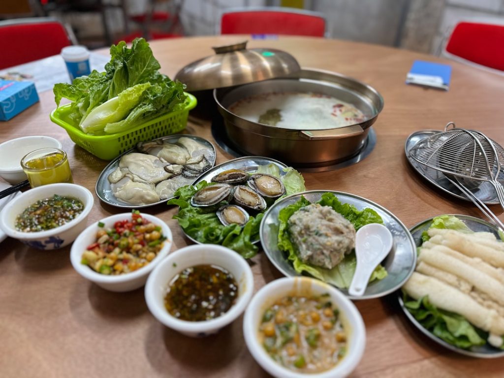 a-wooden-table-topped-with-bowls-of-food-vg2gatwwyiu